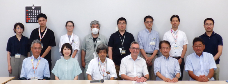 大会議室での面談者との集合写真