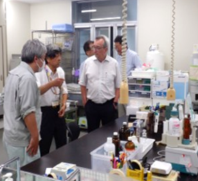 実験室見学の様子