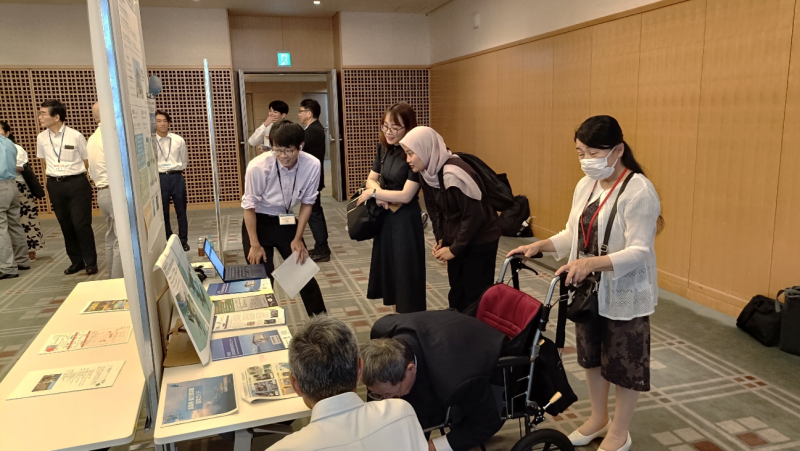 ポスターセッションの様子（掲示物はセンターの案内物）